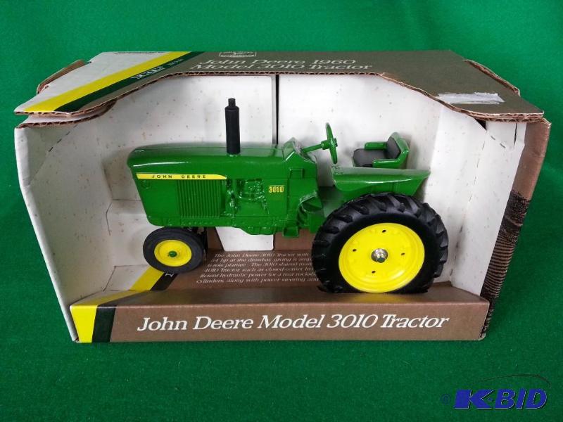 lot 54 image: Ertl John Deere 1960 Model 3010 Tractor 116 Scale