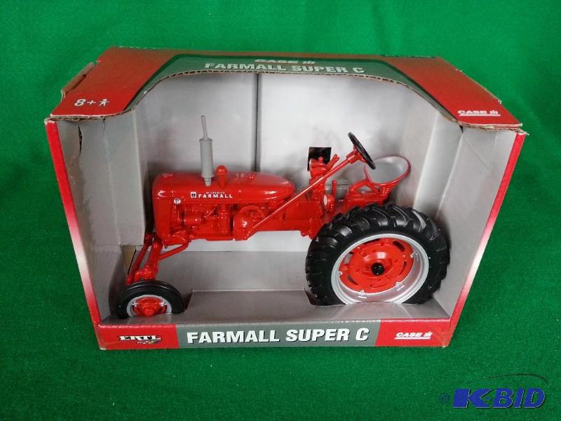 lot 6 image: Ertl Case McCormick Farmall Super C Tractor 116 Scale