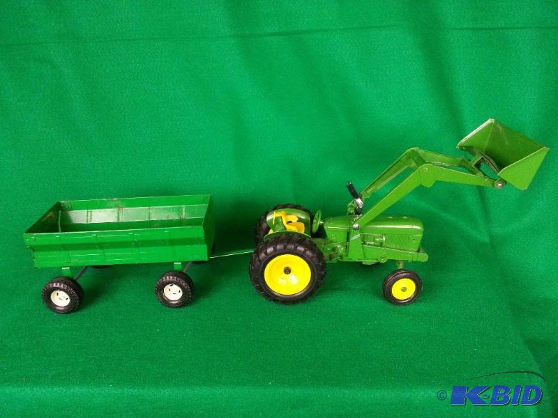 lot 61 image: Ertl John Deere Tractor and Wagon 116 Scale