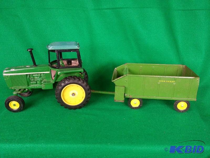 lot 62 image: Ertl John Deere Tractor and Spreader 116 Scale