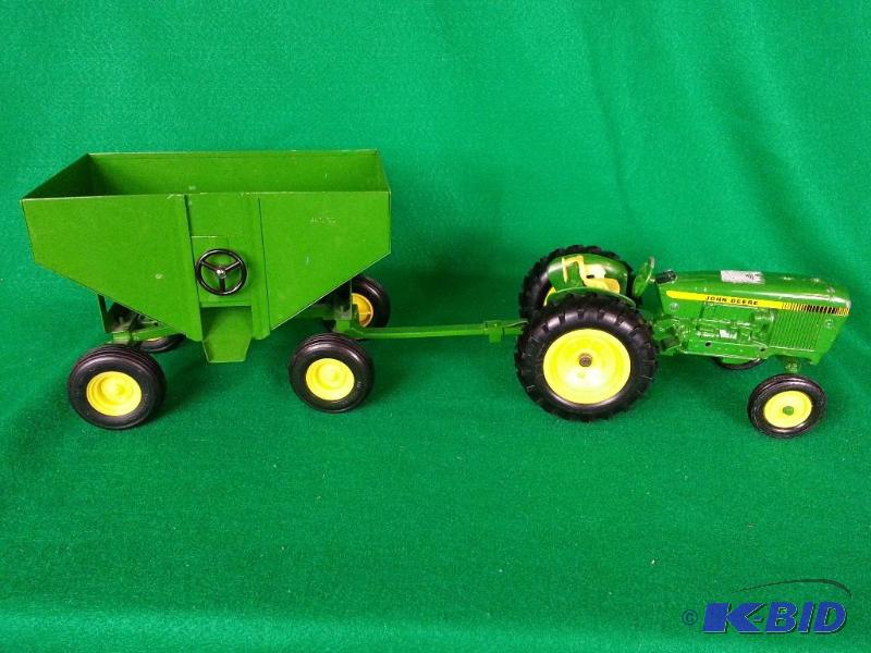 lot 63 image: Ertl John Deere Tractor and Gravity Feeder 116 Scale