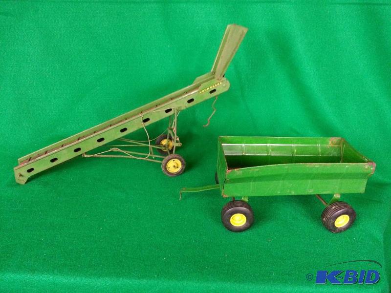 lot 64 image: Ertl John Deere Elevator and Wagon 116 Scale