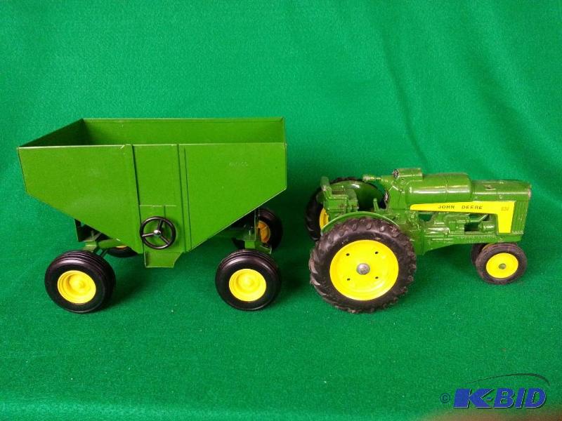lot 65 image: Ertl John Deere Tractor and Gravity Feeder 116 Scale