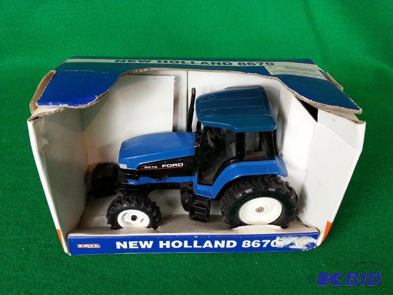 lot 70 image: Ertl New Holland 8670 Tractor, 132 Scale