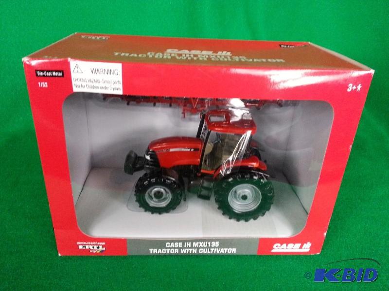 lot 8 image: Ertl Case McCormick IH MXU135 Tractor 132 Scale