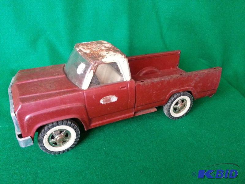 lot 12 image: 1960s - 1970s Tonka Pressed Steel Red and W...