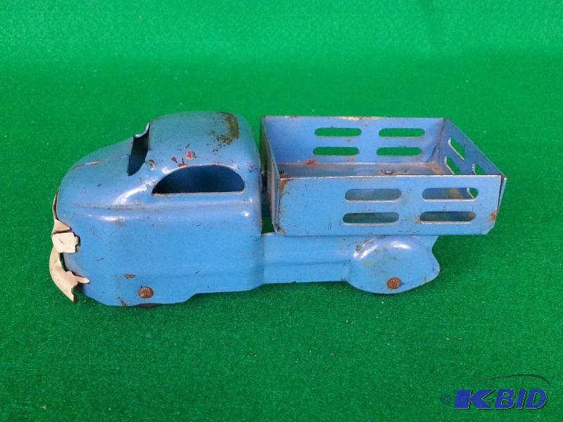 lot 13 image: 1940s Wyandotte () Blue Stake Bed Truck - 1...