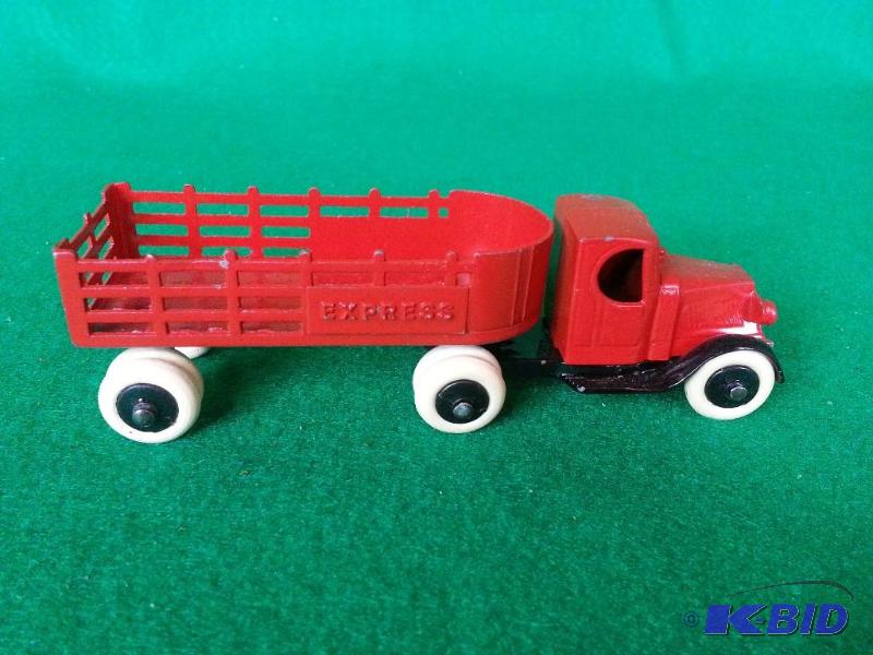 lot 18 image: 1930s Tootsietoy Mack Express Trailer 2 pc C...