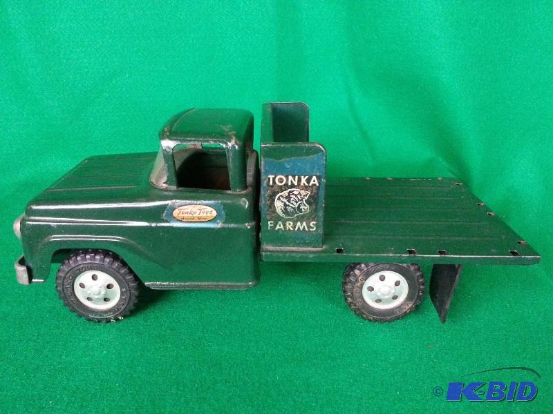 lot 2 image: 1958 Tonka Farms Green Pressed Steel Truck