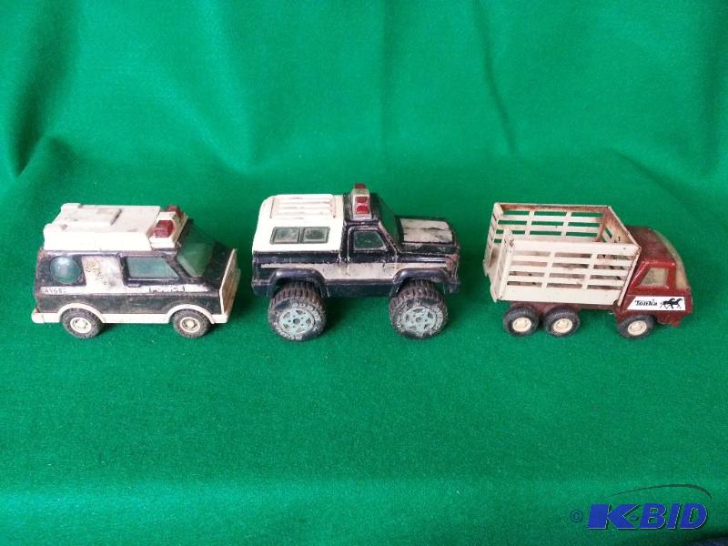 lot 21 image: Lot of (3) Vintage Buddy L & Tonka Vehicl...