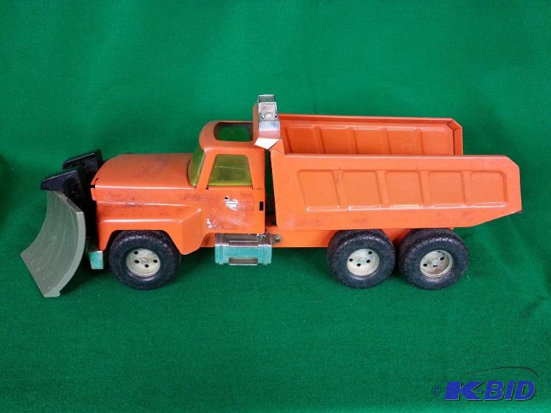 lot 29 image: Funrise Orange Double Plow Truck Pressed Stee...