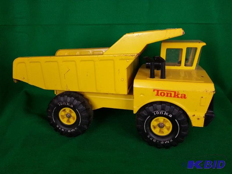 lot 31 image: Vintage Mighty Tonka Dump Truck XMB-975 Press...