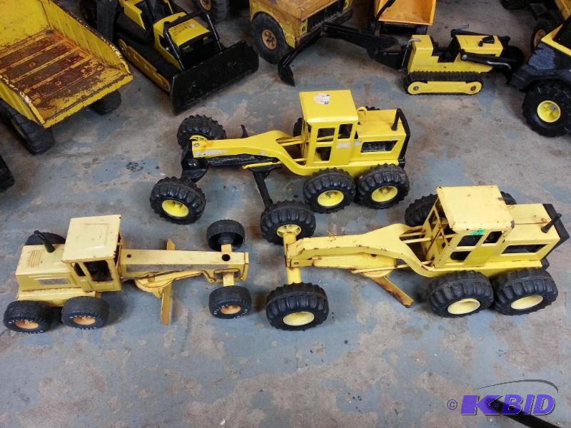 lot 33 image: Lot of (3) Vintage Tonka Road Graders - Steel...