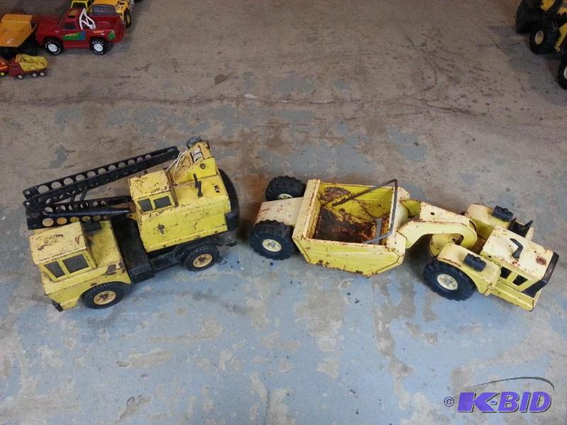lot 37 image: Lot of (2) Vintage Tonka Trucks - Steel  Thes...