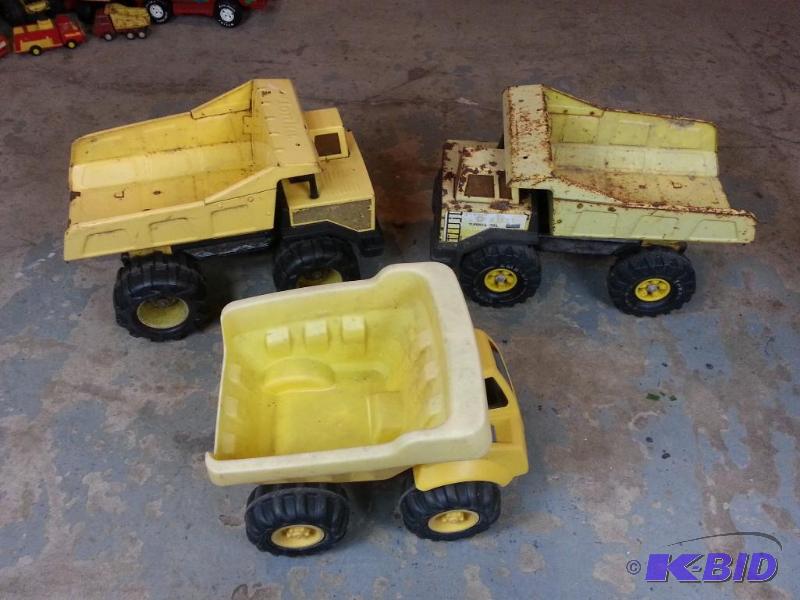 lot 39 image: Lot of (3) Tonka Dump Trucks  (2) are steel (...