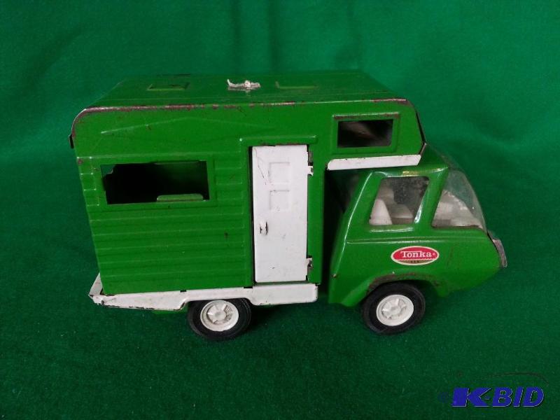 lot 45 image: Vintage Tonka Green Camper Pressed Steel  Mea...