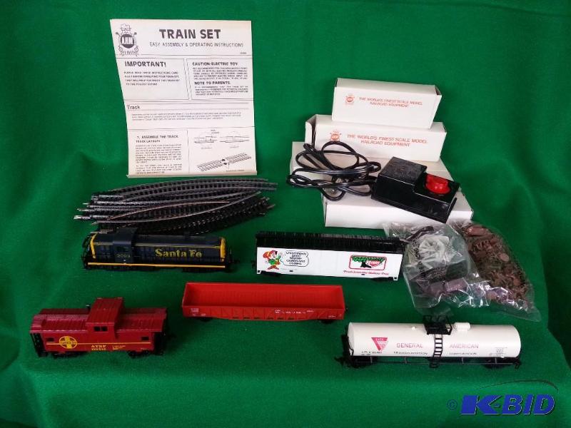 lot 50 image: HO Scale AHM Train Set - Its All Here Engin...