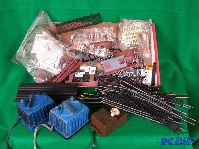 lot 51 image: Lot of Vintage HO Scale Train Pieces Tracks,...