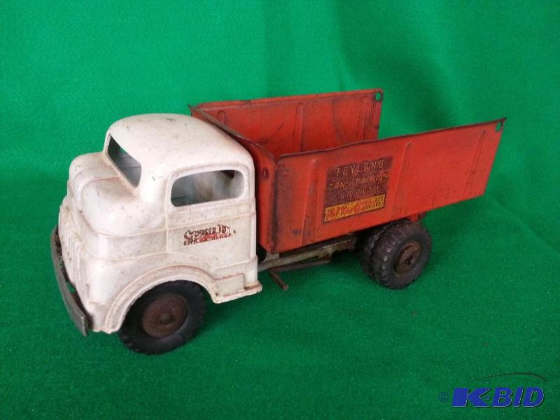 lot 6 image: 1950s Structo Toy Construction Company Press...