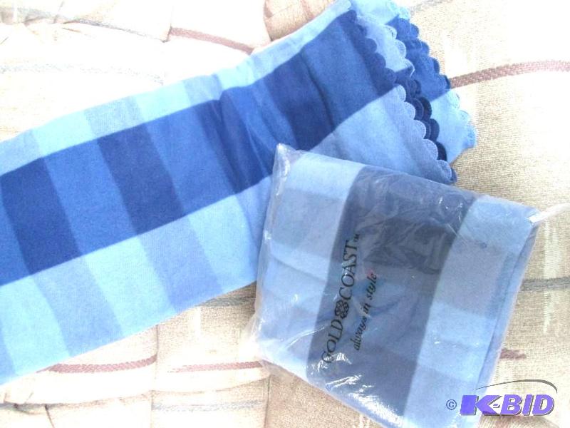 lot 10 image: Gold Coast TM Large check fleece blanket twin...