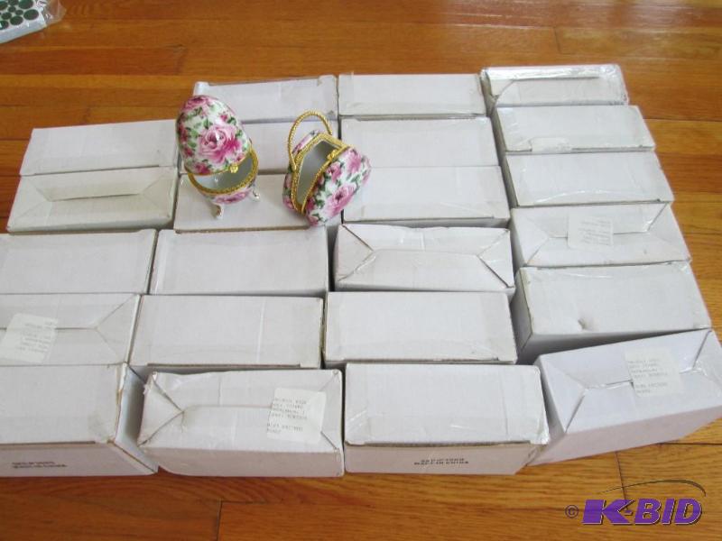 lot 109 image: 23 sets of rose pattern ceramic holders...
