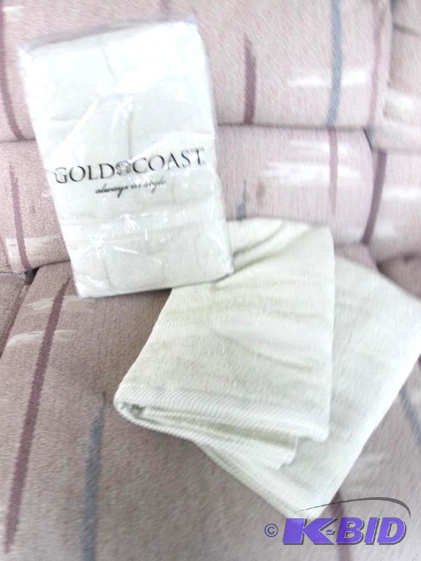 lot 11 image: 2 sets of Gold Coast 100% Egyptian cotton 2 p...