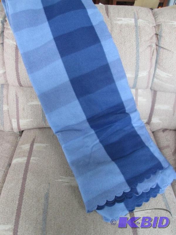 lot 7 image: Gold Coast TM Large check fleece blanket Quee...