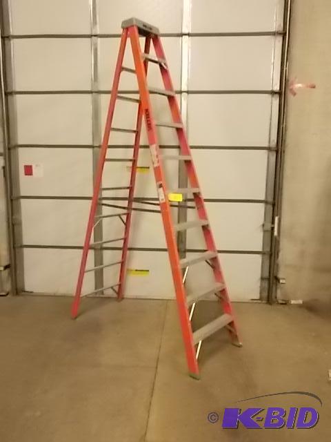 Keller 10 Fiberglass Step Ladder, 300 lb. Ca...