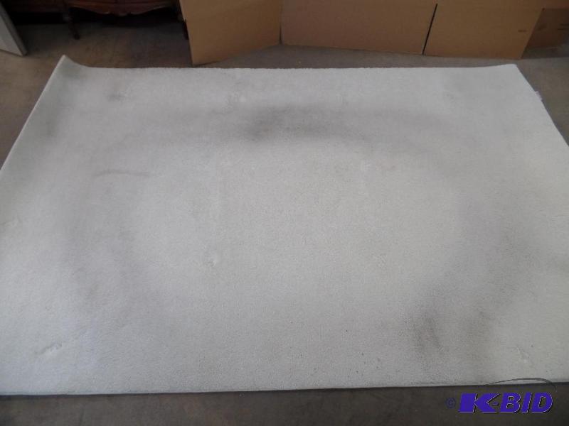 lot 43 image: White Area Rug 107 x 72