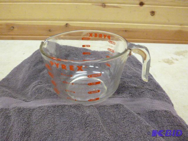 lot 215 image: Pyrex 2 Quart Measuring Cup...