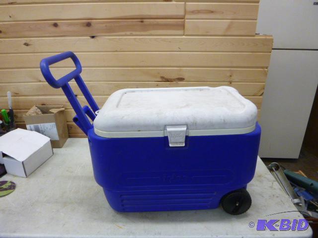 lot 249 image: Igloo Cooler on Wheels...