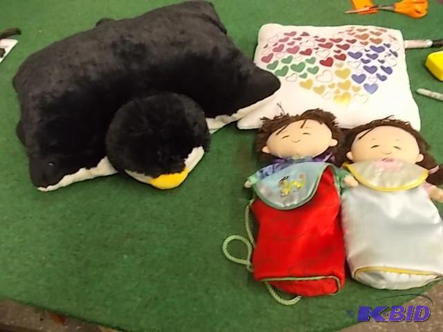 2 Asian Dolls, 2 Pillows...