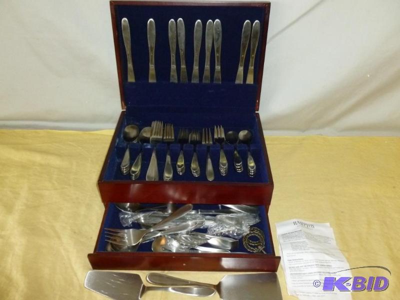 lot 10 image: Beautiful Large Hampton Silversmiths 76 piec...