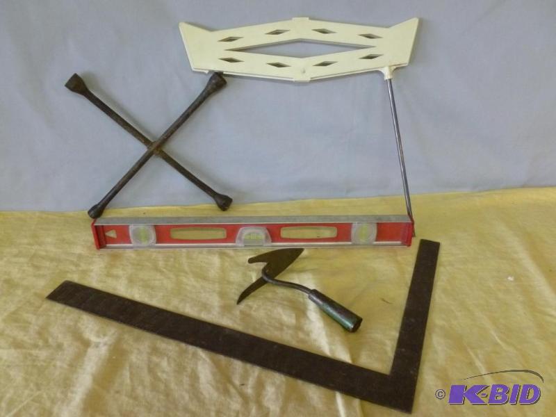 lot 108 image: Lot of tools that includes an aluminum level,...