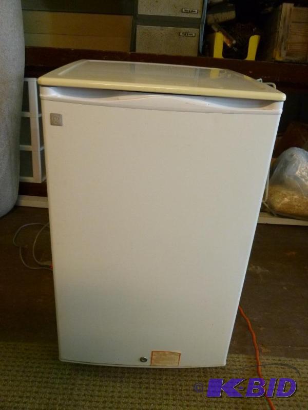 lot 11 image: GE Dorm Room Refrigerator model SMR04DAMWW, l...