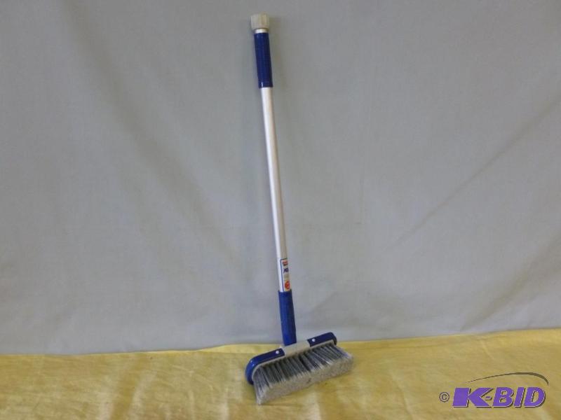 lot 126 image: Adjust A Brush aluminum shaft car washing bru...