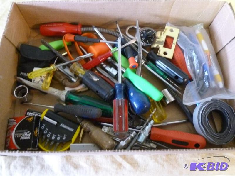 lot 142 image: Large lot of tools that includes snips, screw...