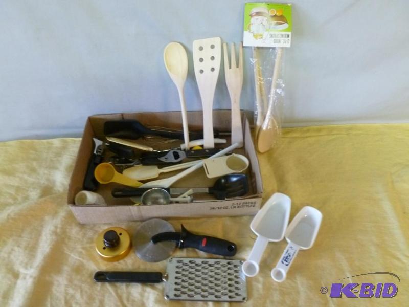 lot 148 image: Large lot of good kitchen utensils, some new....
