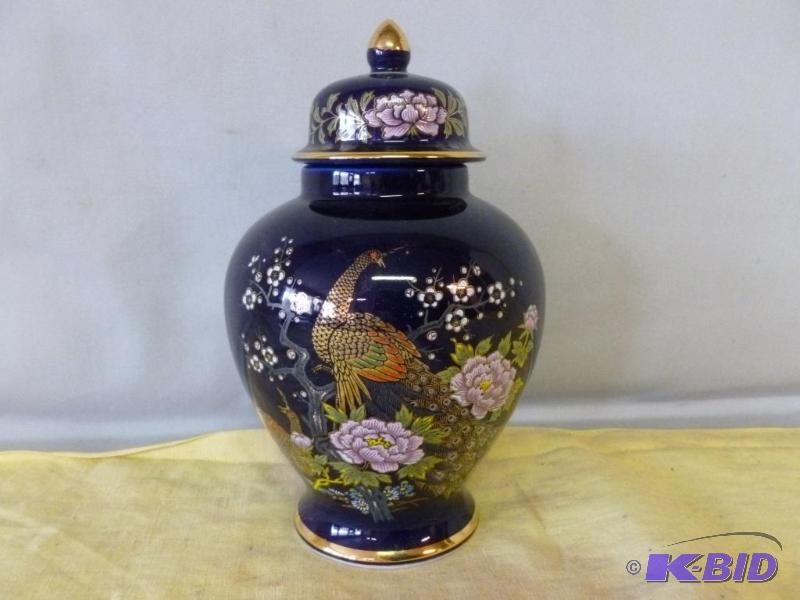 lot 179 image: Beautiful cobalt blue porcelain ginger jar wi...