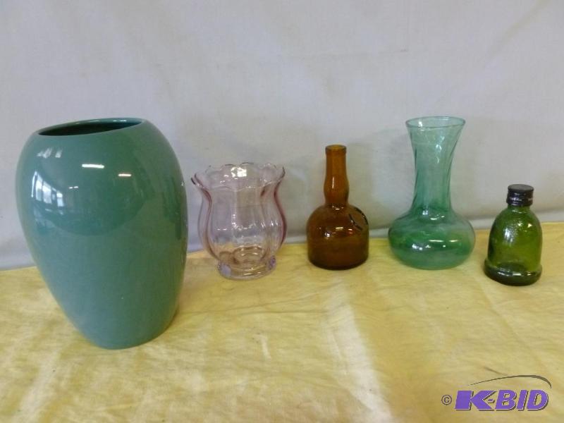 lot 180 image: Lot of nice decorative glass vases and a larg...