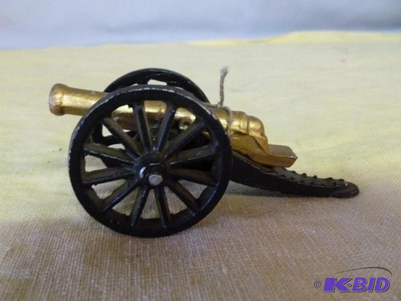 lot 209 image: Collectible cast metal shelf canon, measures ...