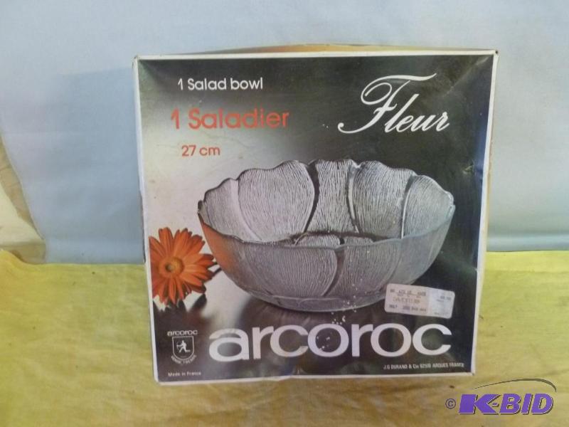lot 210 image: Arcoroc&nbspglass salad bowl, like new condi...