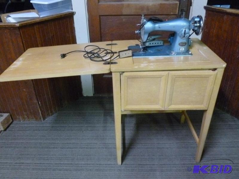 lot 231 image: Vintage Edison Super Deluxe wood encased sewi...