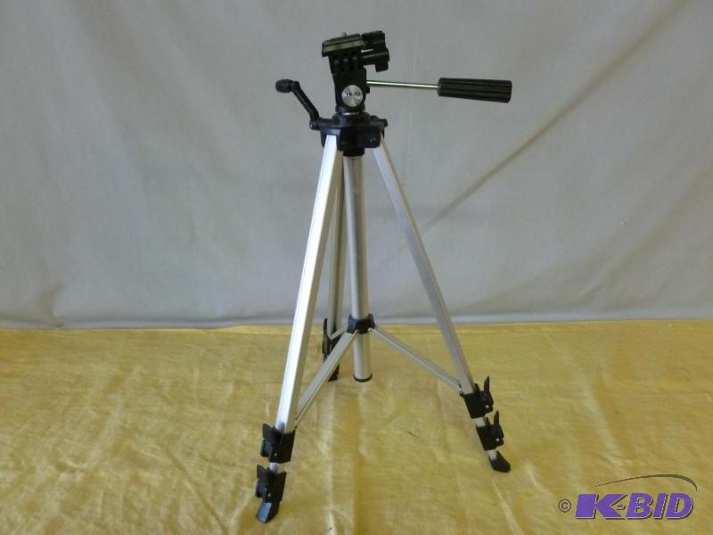 lot 25 image: Heavy duty camera tri-pod....
