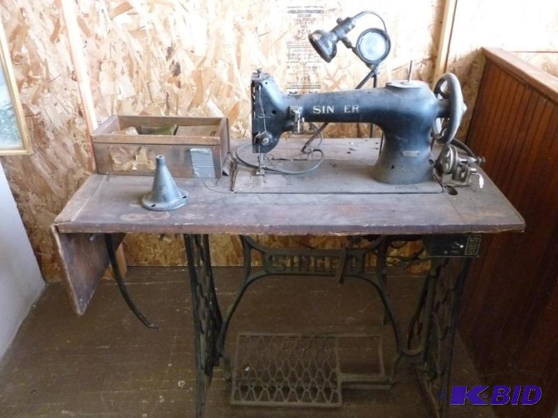 lot 3 image: Large Antique Singer Commercial Leather Sewin...