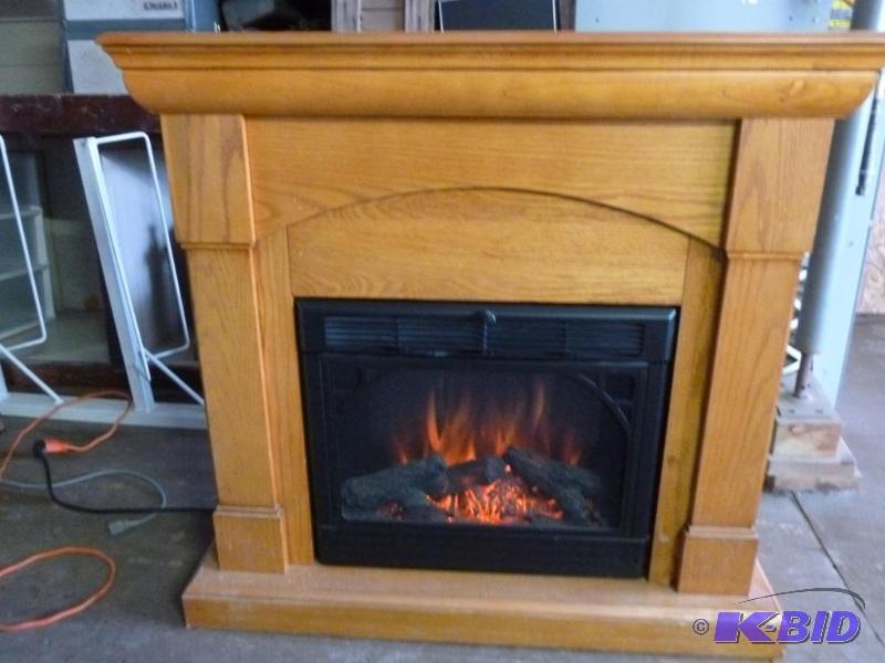lot 5 image: Beautiful Twin Star wooden mantle electric in...