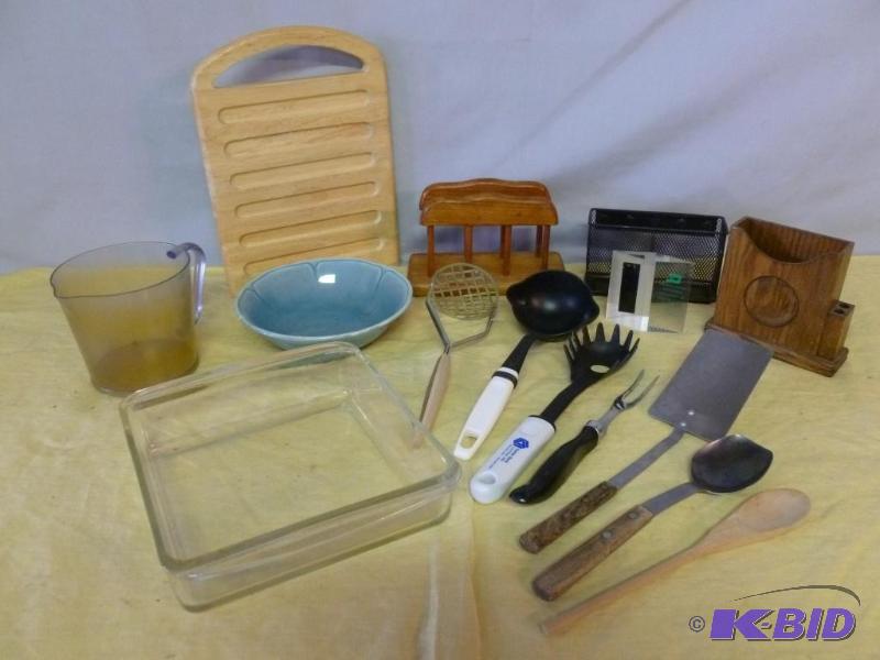 lot 62 image: Large lot of kitchen items that includes a cu...