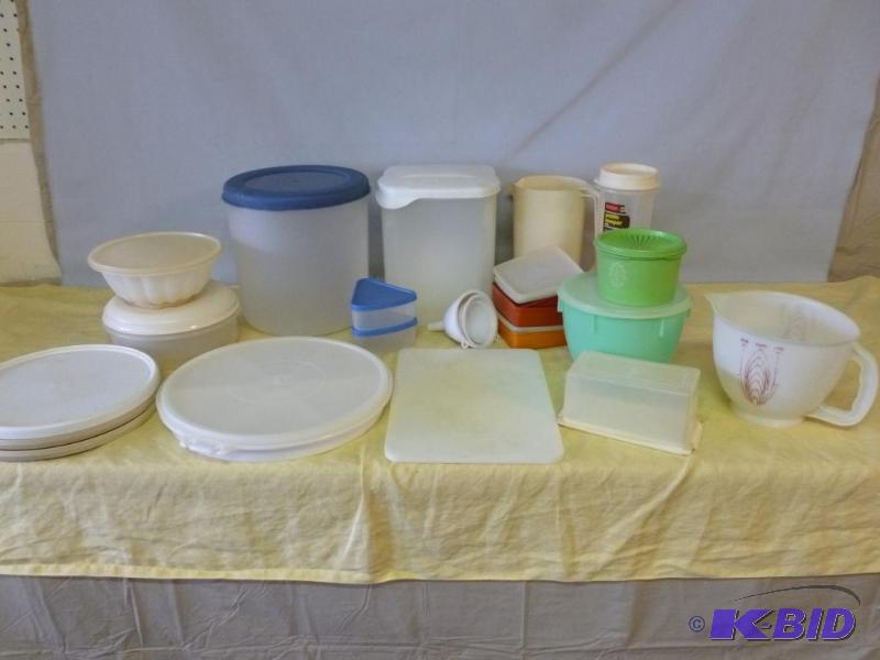 lot 63 image: Large lot of good Tupperware and related item...