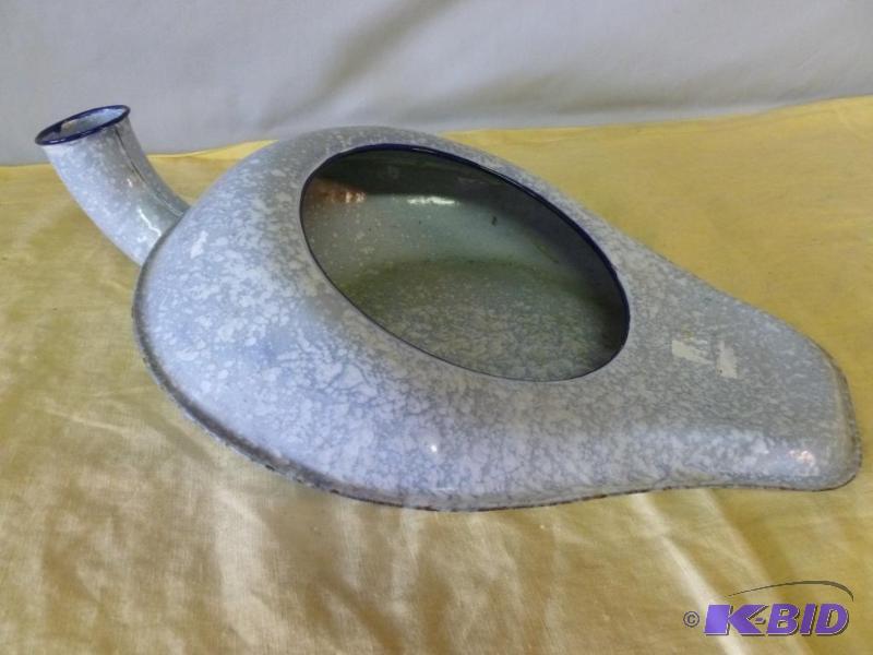lot 81 image: Vintage porcelain bed pan, nice old piece....