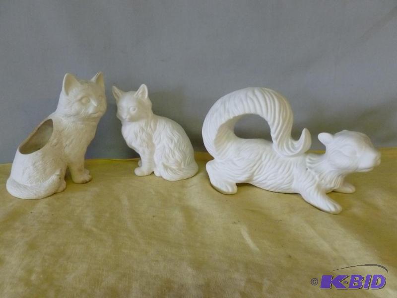 lot 93 image: Lot of three ceramic decorations, ready to pa...